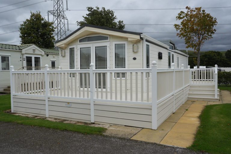 2 bed holiday home with extensive decking. HALF PRICE SITE FEES 2026