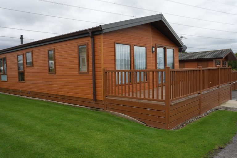 Beautiful 2 bedroom lodge with extensive decking – HALF PRICE SITE FEES FOR 2026